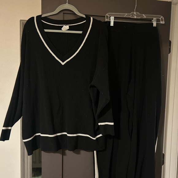 LIVI Mid V-Neck Contrast Matching Sweater & Pant Set | 22/24 | Black & White - Picture 7 of 7